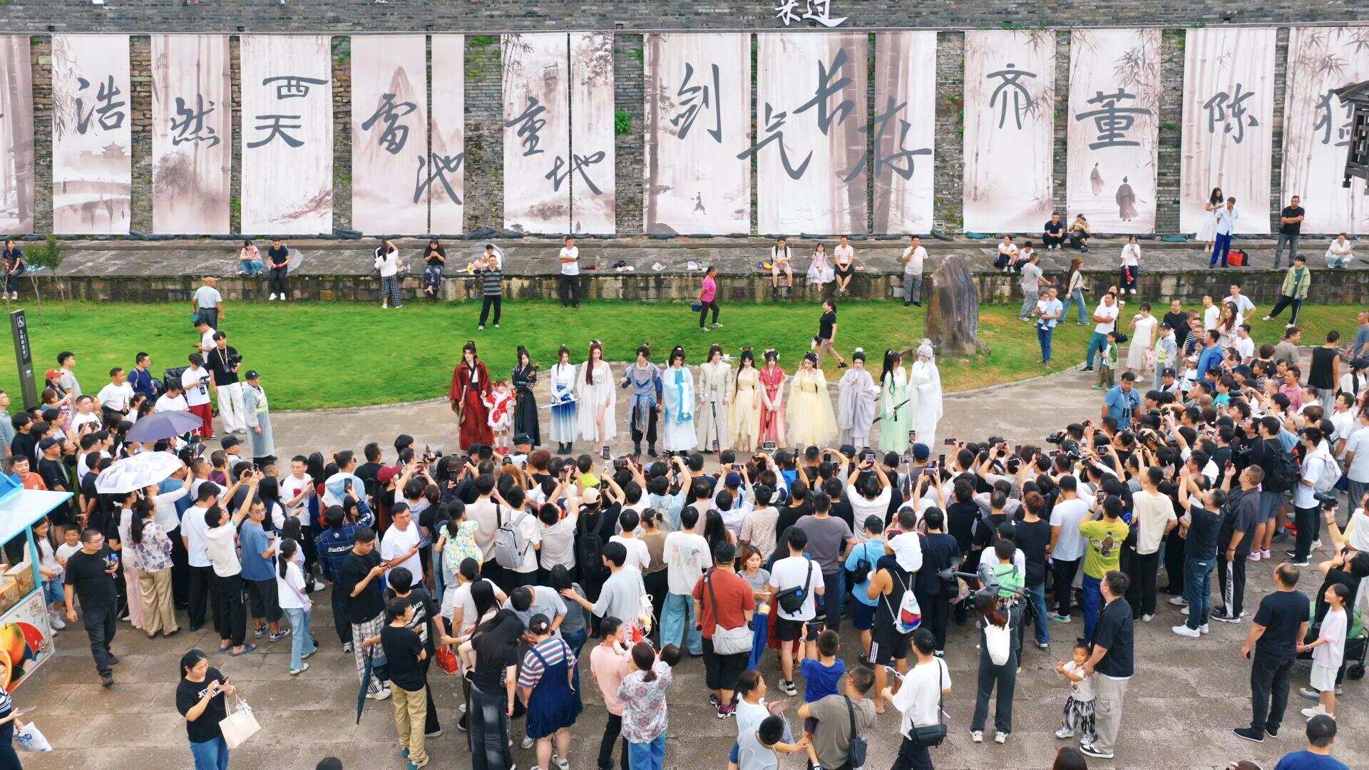 “一剑临府城，共赴江湖约”剑来主题巡游，剑仙集结，同游府城-落魄山
